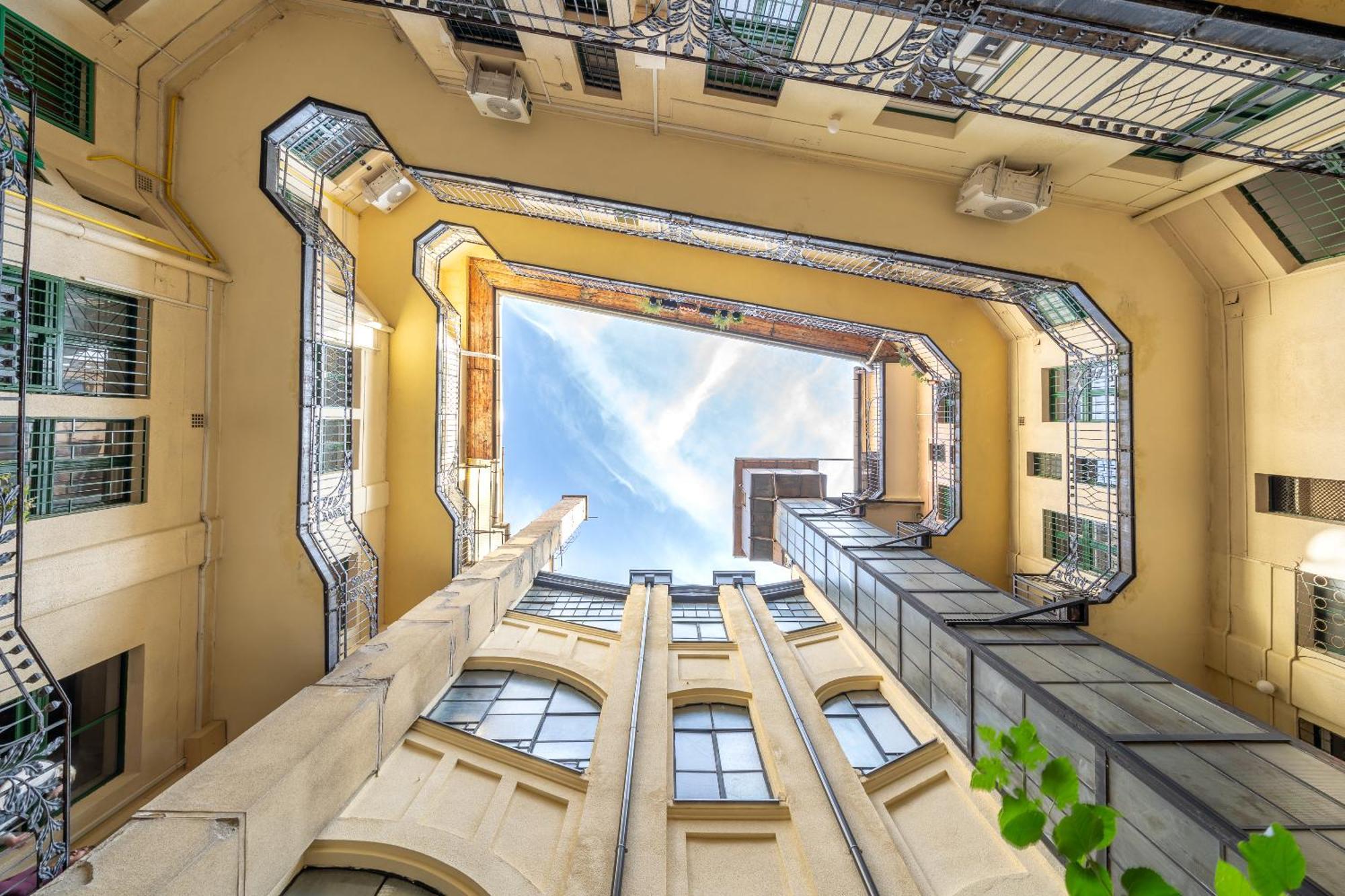 Rakoczi Stylish Entire Apartment — Photos 2