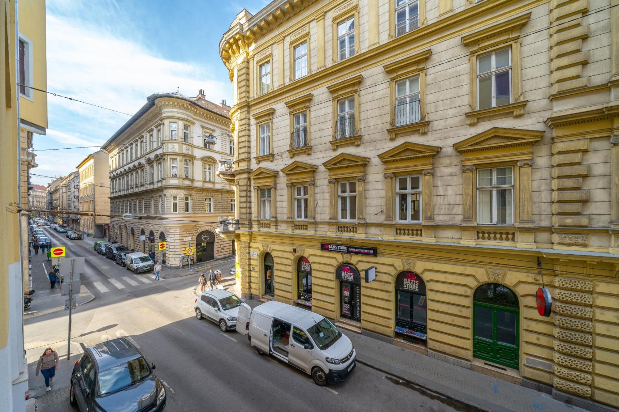 Rakoczi Stylish Entire Apartment — Photos 3